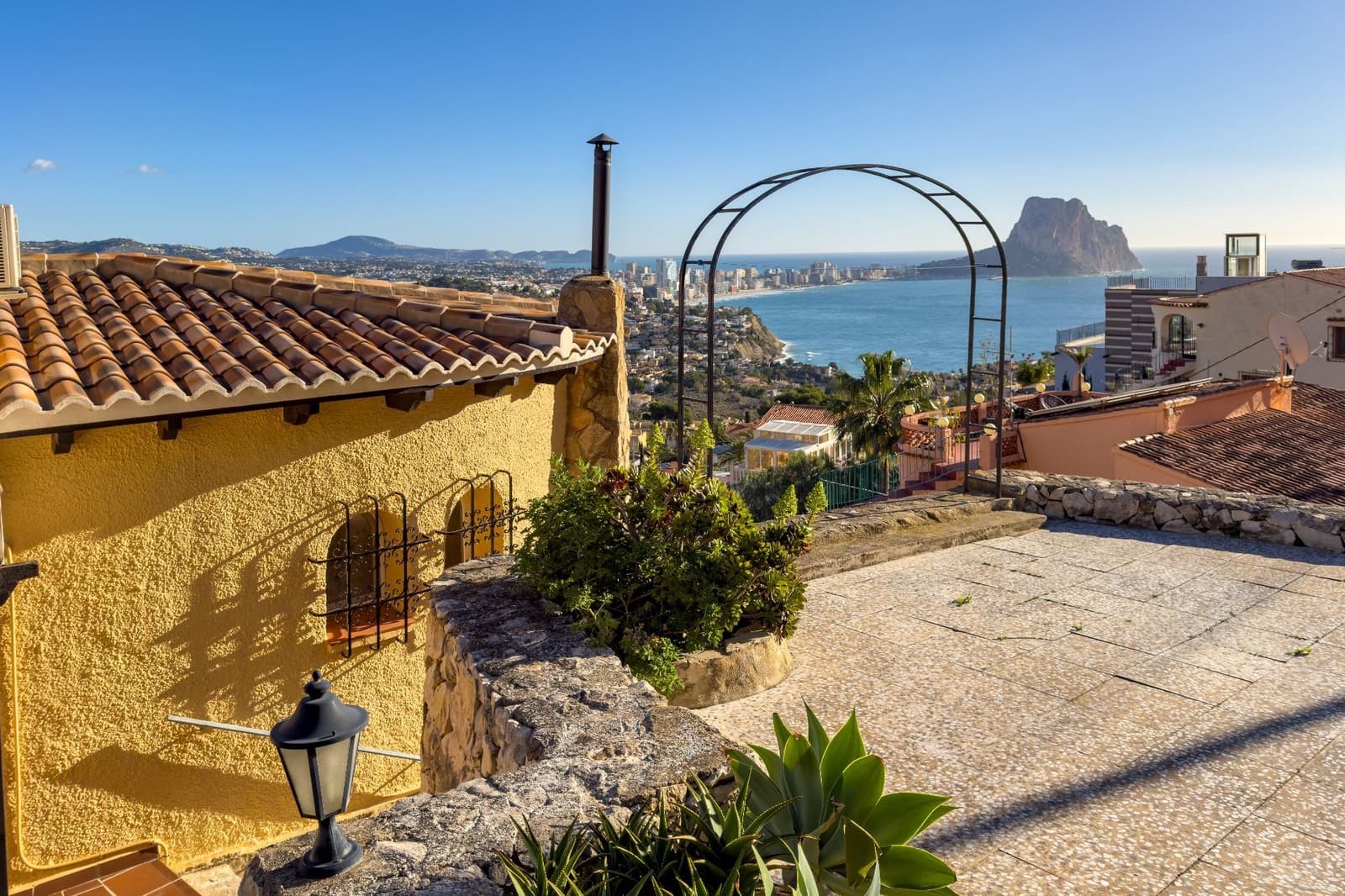 4 makuuhuone Huvila myytävänä paikassa Calpe / Calp mukana uima-altaan 
autotalli - 675 000 € (Ref: 9614703)