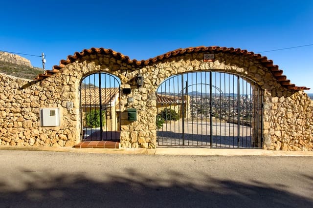 4 makuuhuone Huvila myytävänä paikassa Maryvilla, Calpe / Calp mukana uima-altaan 
autotalli - 675 000 € (Ref: 9614703)