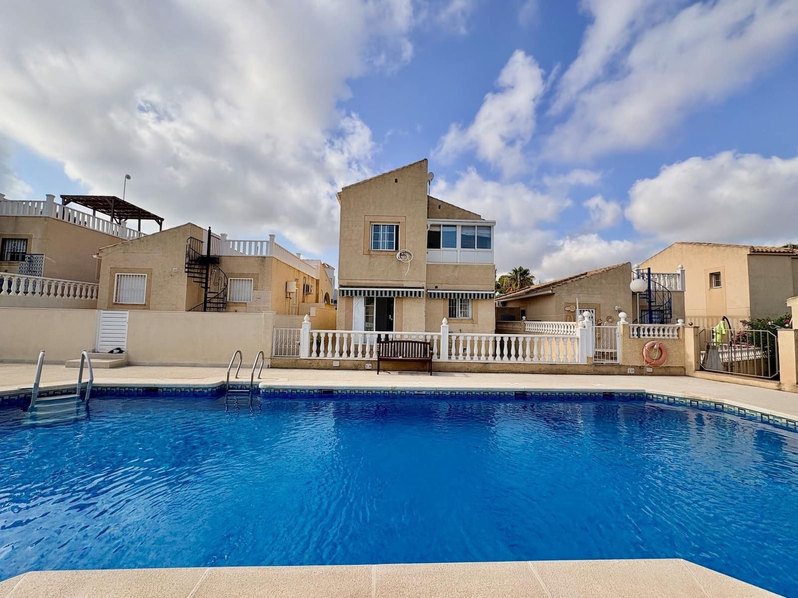 Chalet de 4 habitaciones en Orihuela Costa en venta con piscina garaje - 270.000 € (Ref: 10054806)