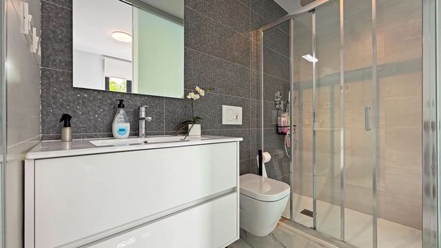 Apartamento de 2 habitaciones en Orihuela Costa, Orihuela en venta con piscina garaje - 249.000 € (Ref: 10101799)
