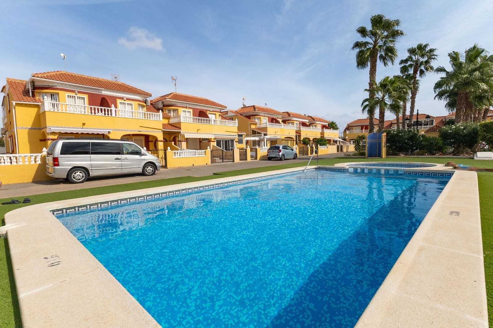 3 sypialnia Dom blizniak na sprzedaż w Torrevieja z basenem garażem - 215 000 € (Ref: 10128114)