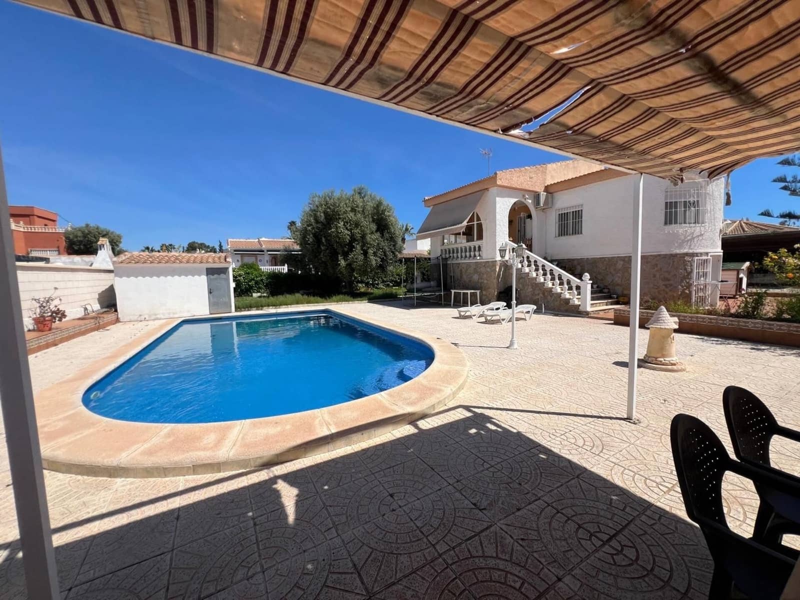 Chalet de 5 habitaciones en Torrevieja en venta con piscina garaje - 387.990 € (Ref: 10182652)