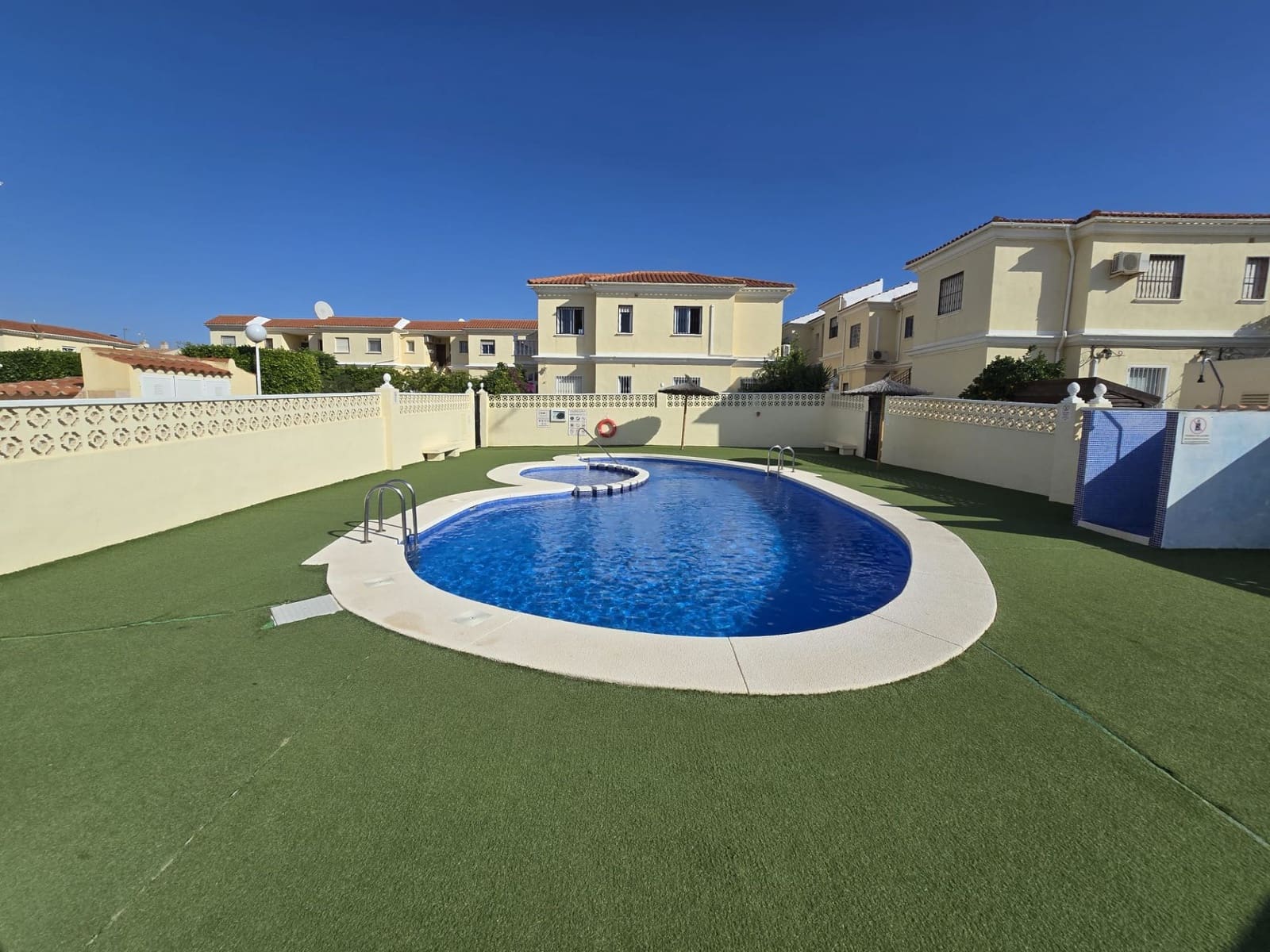 2 soveværelse Bungalow til salg i Torrevieja med swimmingpool garage - € 145.000 (Ref: 10184307)