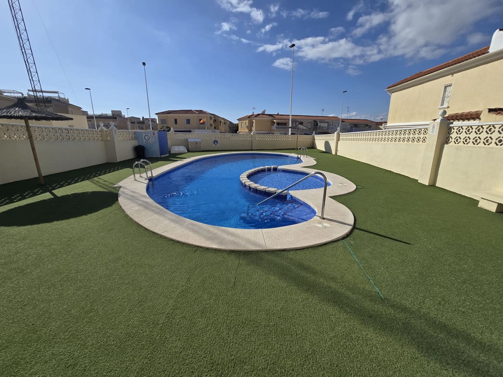 2 soveværelse Bungalow til salg i Torrevieja med swimmingpool garage - € 145.000 (Ref: 10184307)
