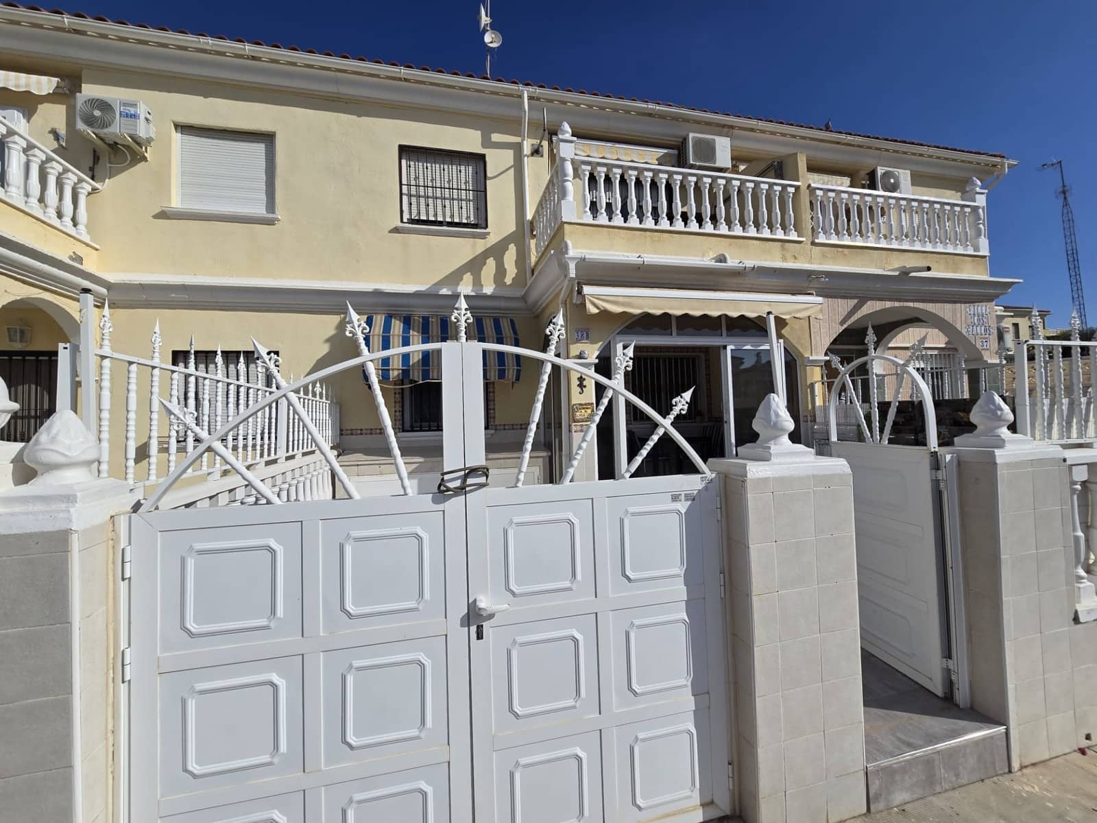 Bungalow de 2 habitaciones en Torrevieja en venta con piscina garaje - 145.000 € (Ref: 10184308)