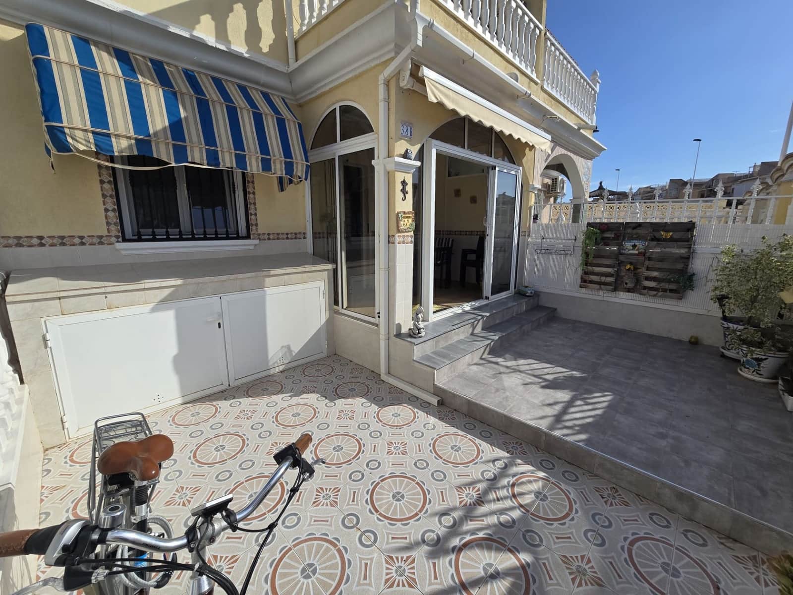 Bungalow de 2 habitaciones en Torrevieja en venta con piscina garaje - 145.000 € (Ref: 10184308)