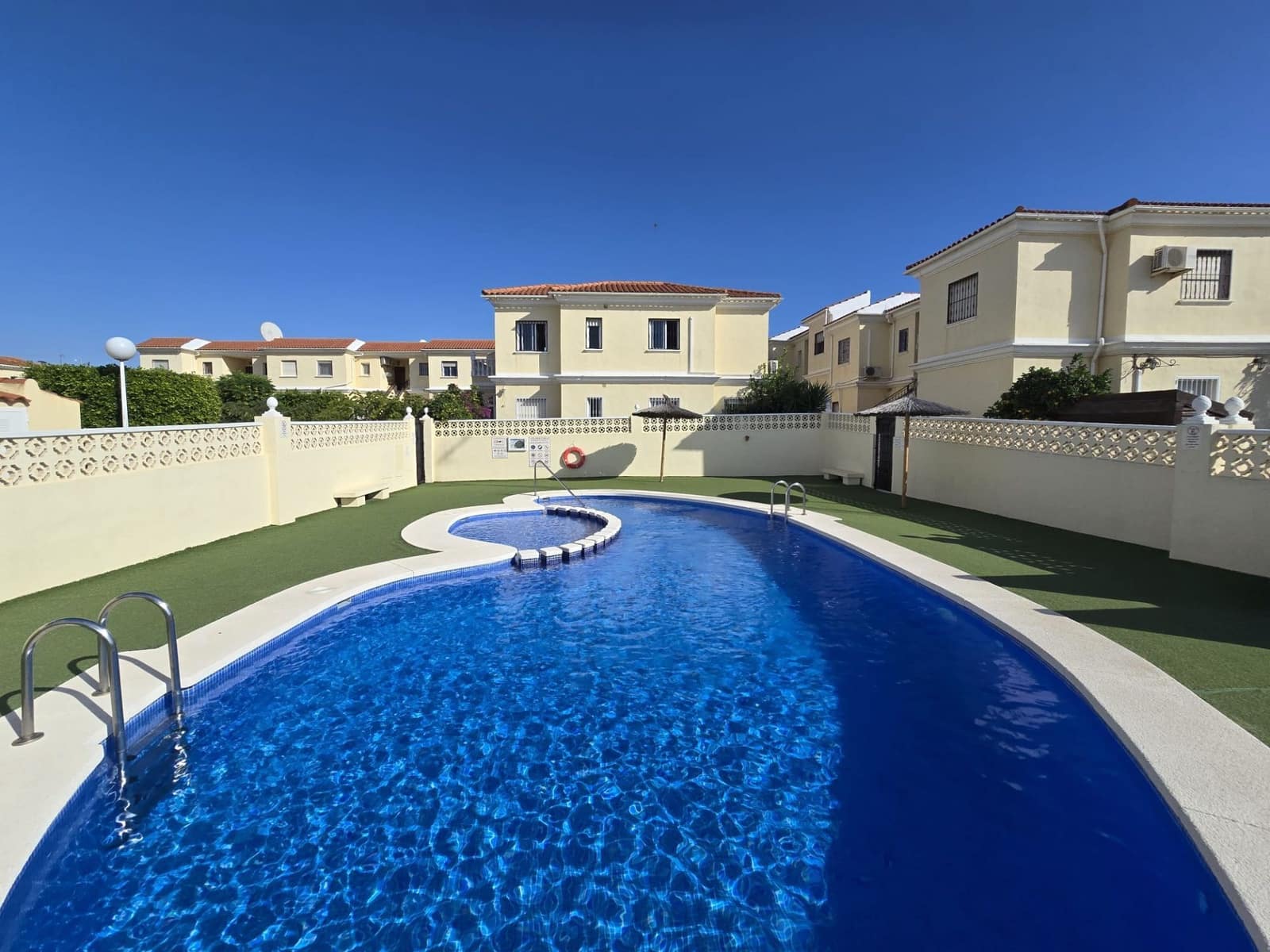 Bungalow de 2 habitaciones en Torrevieja en venta con piscina garaje - 145.000 € (Ref: 10184308)