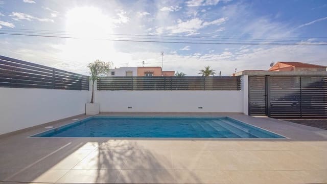 Chalet de 3 habitaciones en La Siesta, Torrevieja en venta con piscina garaje - 449.000 € (Ref: 7494743)
