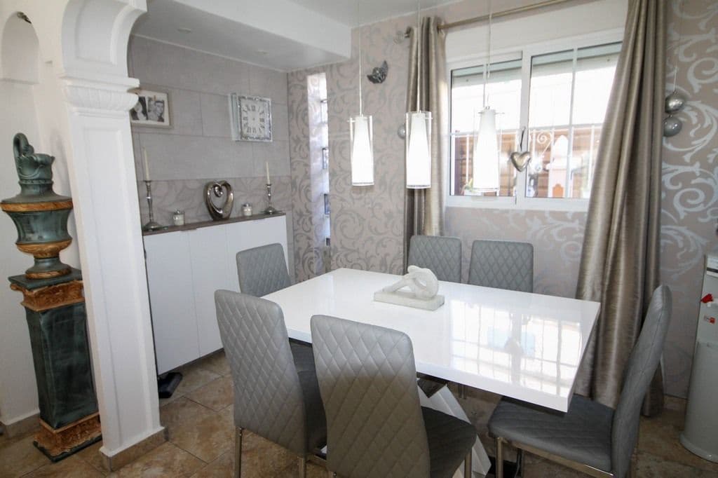 4 bedroom Villa for sale in San Miguel de Salinas with pool - € 299,000 (Ref: 7910912)