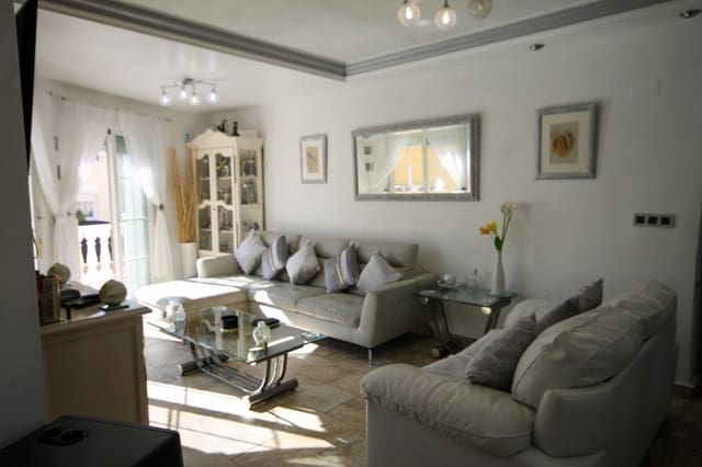 Chalet de 4 habitaciones en San Miguel de Salinas en venta con piscina - 299.000 € (Ref: 7910912)