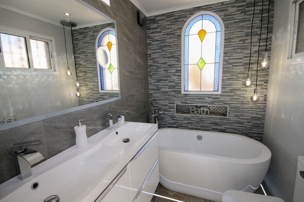 4 bedroom Villa for sale in San Miguel de Salinas with pool - € 299,000 (Ref: 7910912)