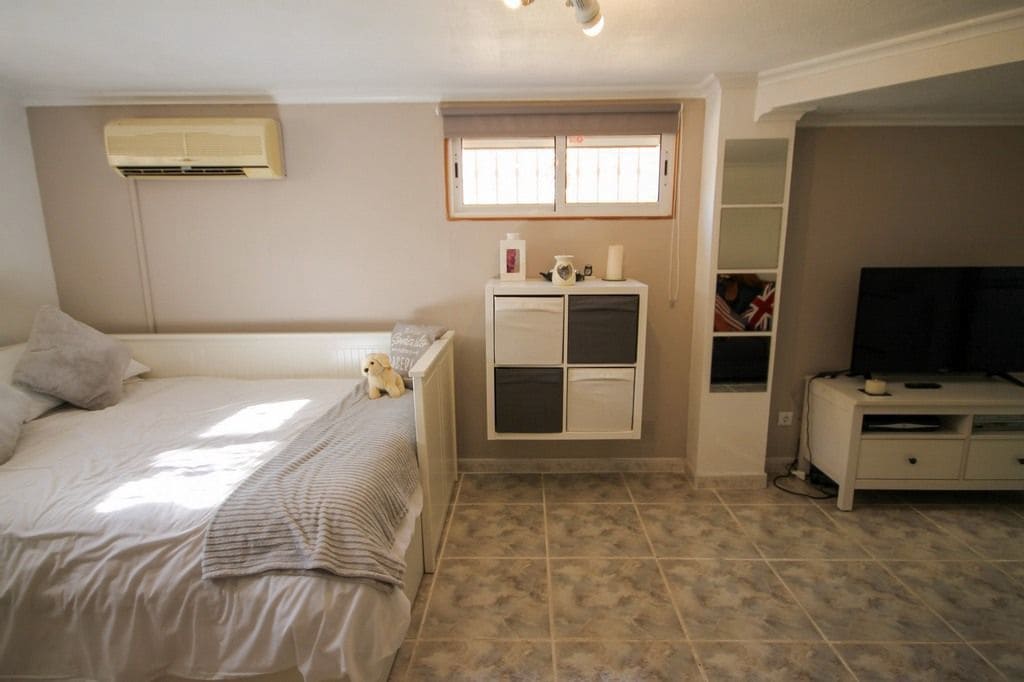 4 bedroom Villa for sale in San Miguel de Salinas with pool - € 299,000 (Ref: 7910912)