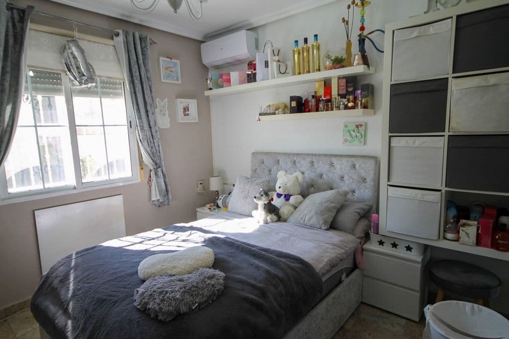 4 bedroom Villa for sale in San Miguel de Salinas with pool - € 299,000 (Ref: 7910912)