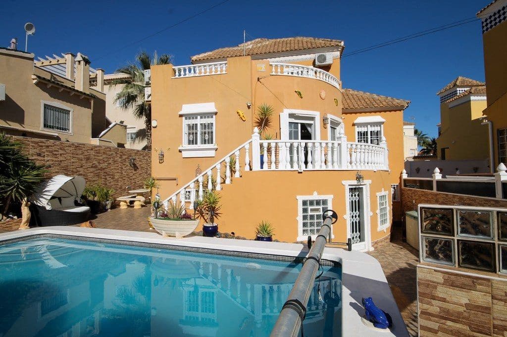 4 bedroom Villa for sale in San Miguel de Salinas with pool - € 299,000 (Ref: 7910912)