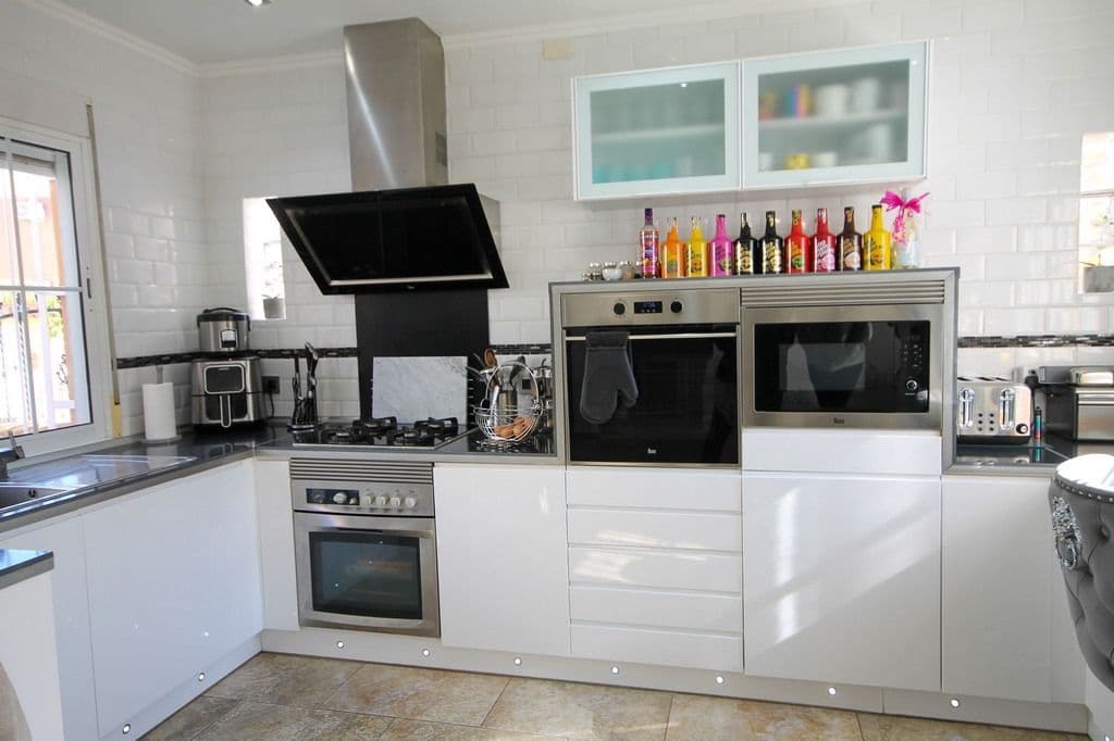 4 bedroom Villa for sale in San Miguel de Salinas with pool - € 299,000 (Ref: 7910912)