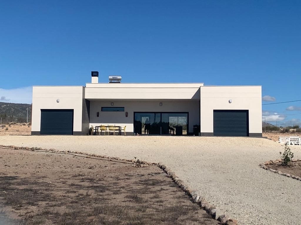 4 soveværelse Villa til salg i Pinoso med swimmingpool - € 436.000 (Ref: 8130269)