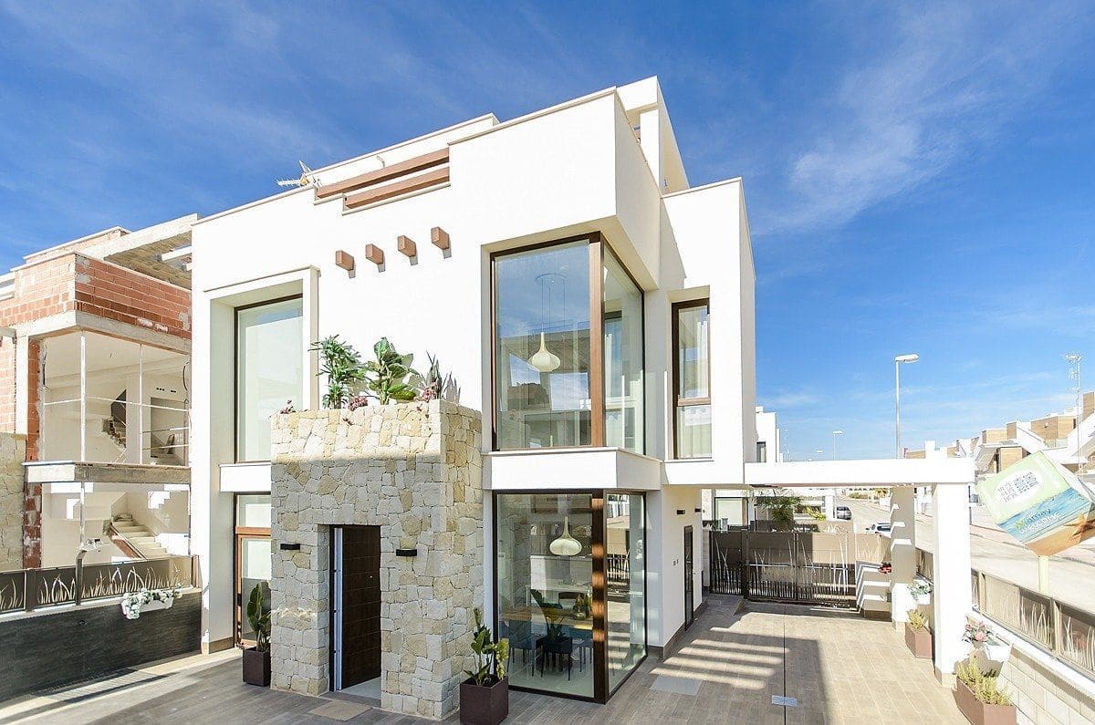 3 bedroom Villa for sale in Playa Honda with pool - € 580,000 (Ref: 8208067)