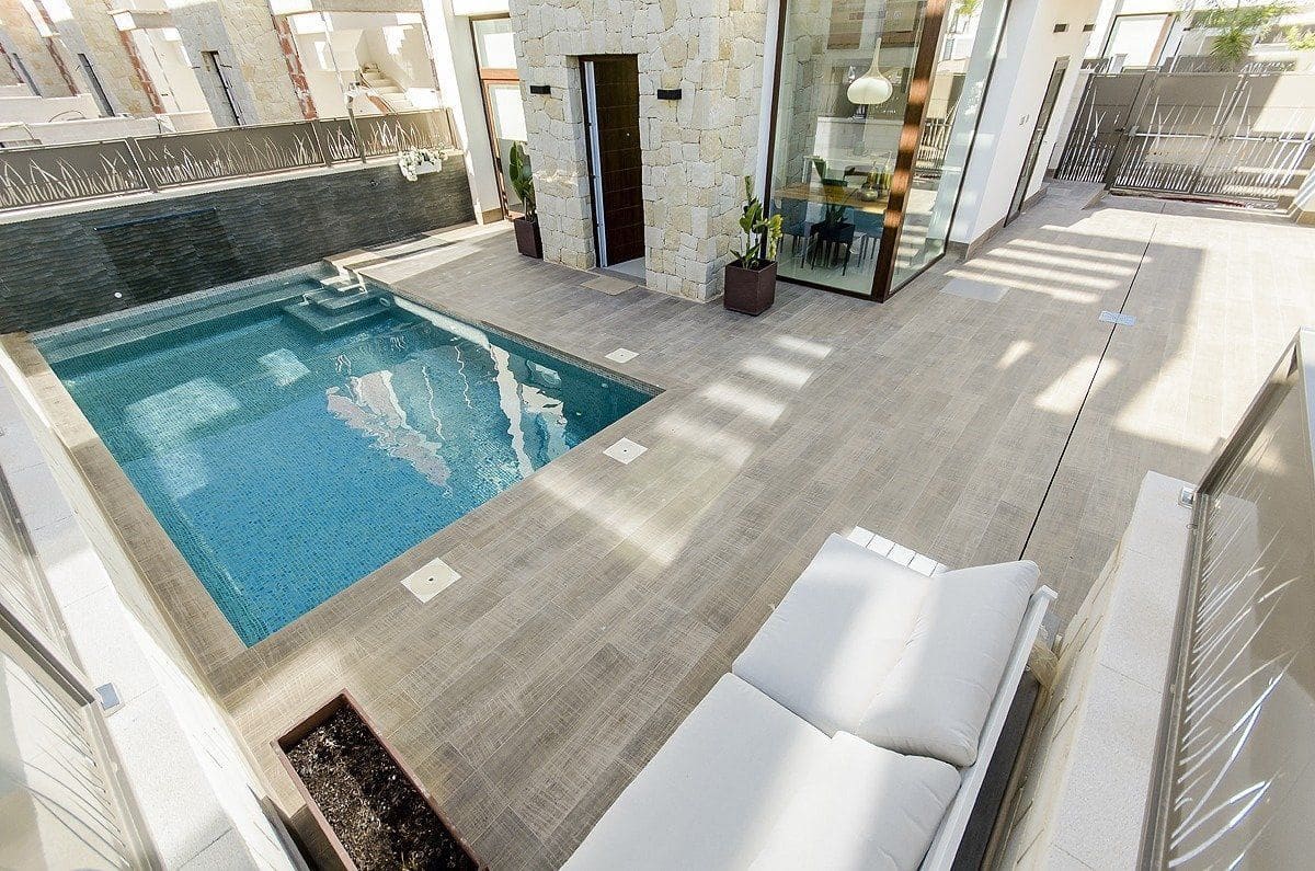 3 bedroom Villa for sale in Playa Honda with pool - € 580,000 (Ref: 8208067)