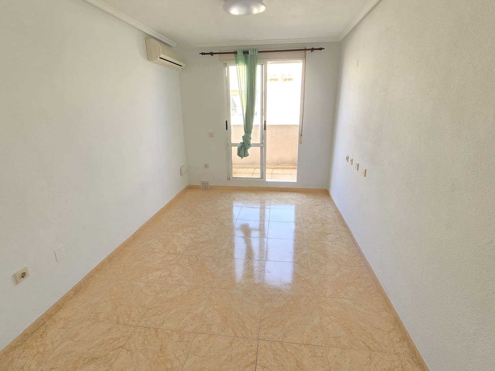 2 bedroom Apartment for sale in Torrevieja with pool - € 136,500 (Ref: 8874119)