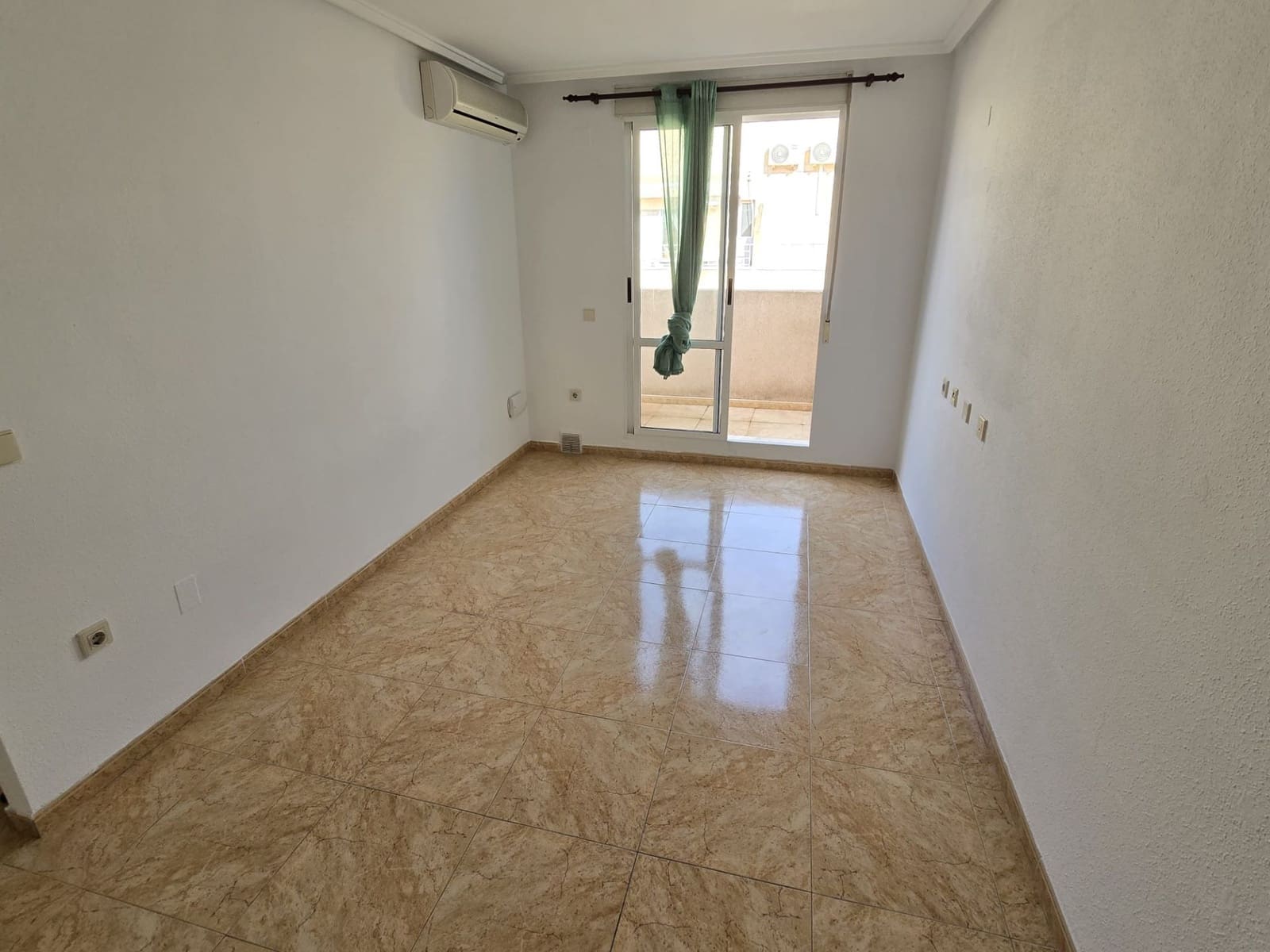 2 bedroom Apartment for sale in Torrevieja with pool - € 136,500 (Ref: 8874119)