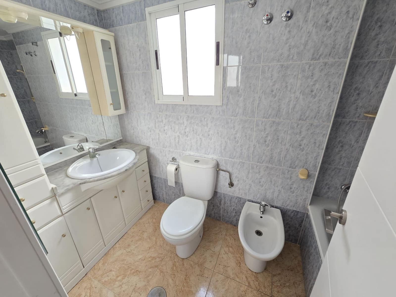 2 bedroom Apartment for sale in Torrevieja with pool - € 136,500 (Ref: 8874119)