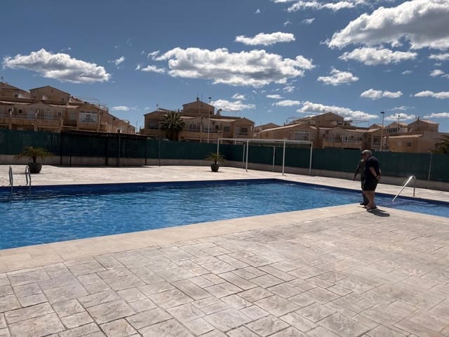 Pareado de 2 habitaciones en Torrevieja en venta con piscina garaje - 135.000 € (Ref: 8992021)