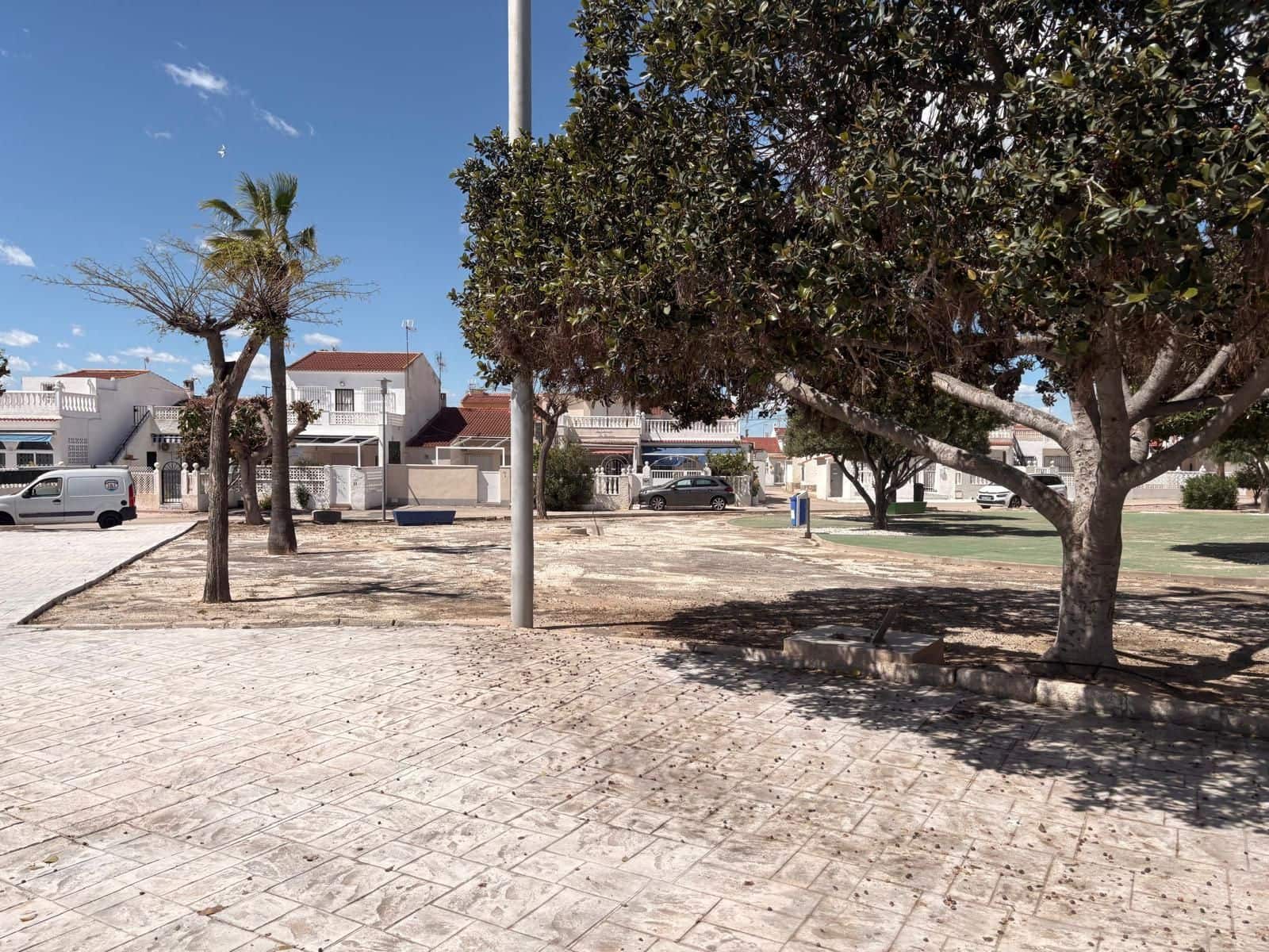 2 bedroom Semi-detached Villa for sale in Torrevieja with pool garage - € 135,000 (Ref: 8992021)