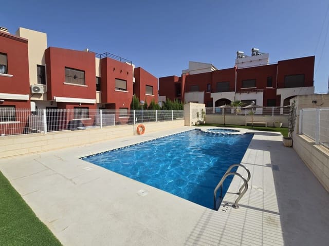 2 makuuhuone Omakotitalo myytävänä paikassa Torrevieja mukana uima-altaan - 240 000 € (Ref: 9162072)