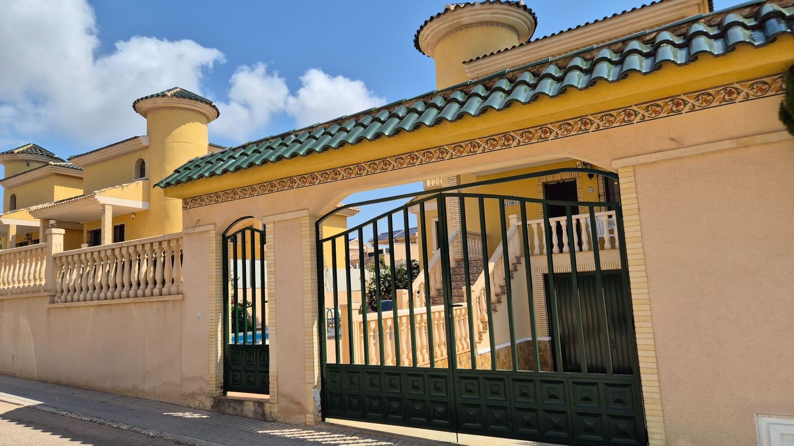 3 bedroom Villa for sale in Orihuela Costa with pool garage - € 355,000 (Ref: 9165553)