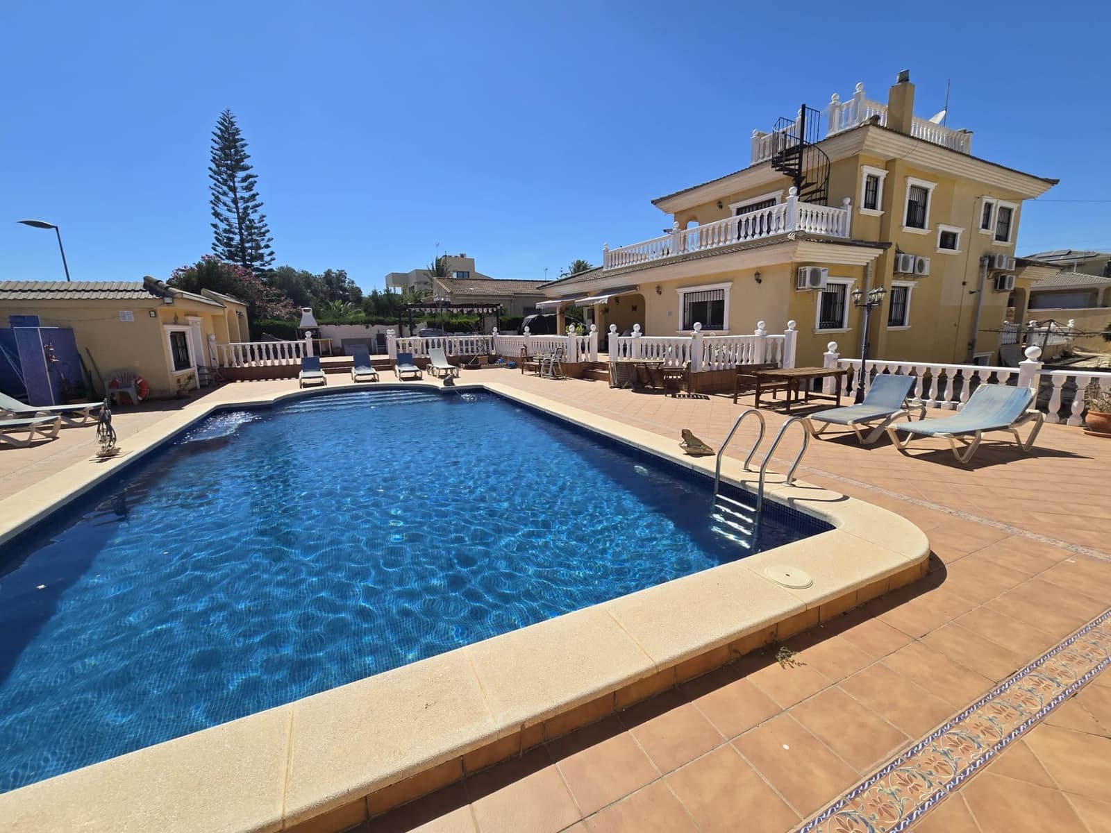 6 bedroom Villa for sale in Torrevieja with pool garage - € 597,500 (Ref: 9239668)