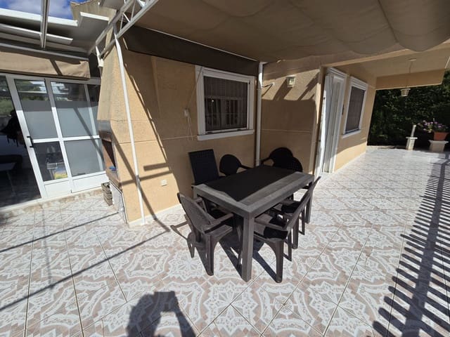 3 makuuhuone Huvila myytävänä paikassa Torrevieja mukana uima-altaan 
autotalli - 329 900 € (Ref: 9254762)