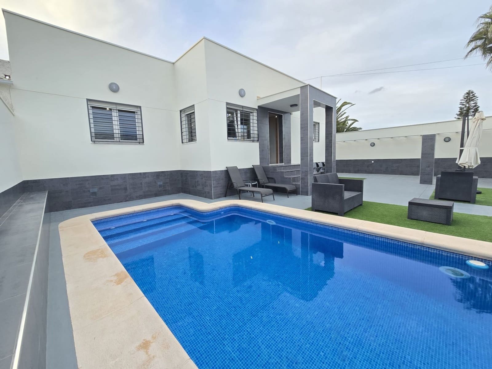 4 bedroom Villa for sale in Torrevieja with pool garage - € 570,000 (Ref: 9400513)