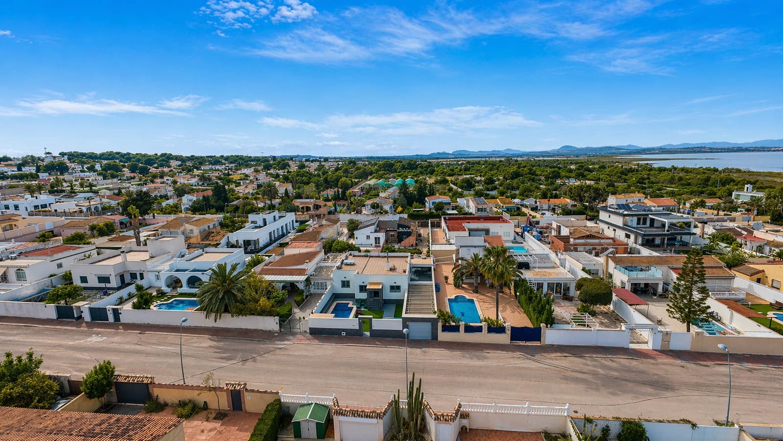 4 makuuhuone Huvila myytävänä paikassa Torrevieja mukana uima-altaan 
autotalli - 490 000 € (Ref: 9794260)