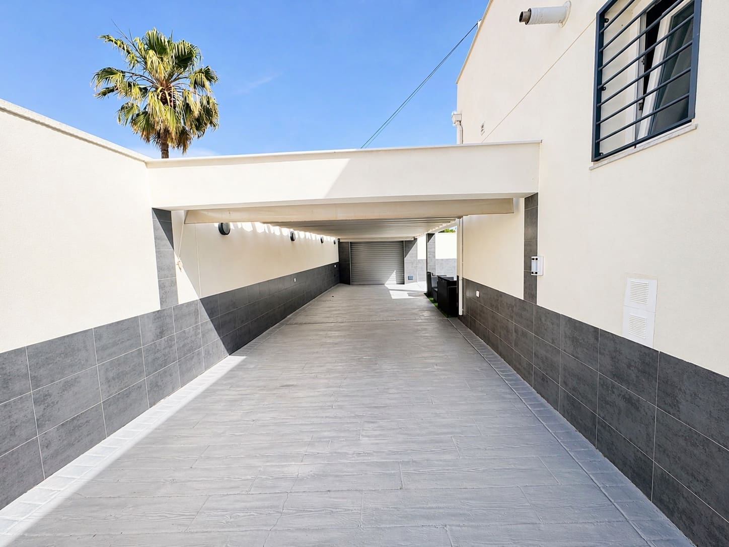 4 makuuhuone Huvila myytävänä paikassa Torrevieja mukana uima-altaan 
autotalli - 490 000 € (Ref: 9794260)