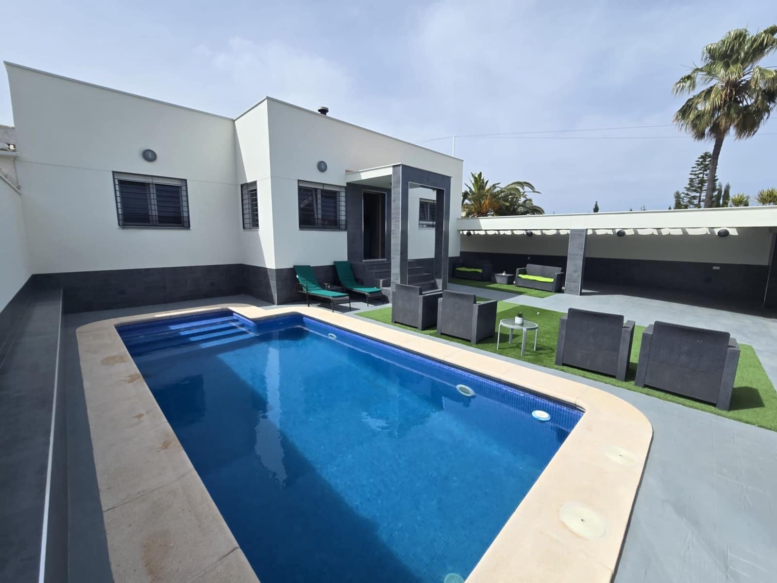 4 makuuhuone Huvila myytävänä paikassa Torrevieja mukana uima-altaan 
autotalli - 490 000 € (Ref: 9794260)