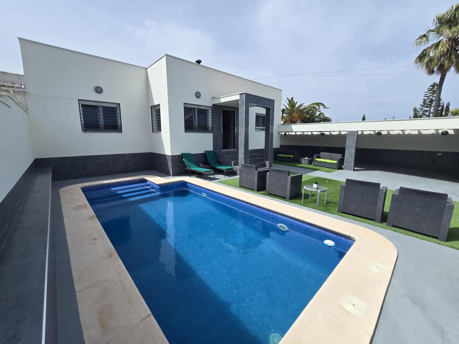 4 makuuhuone Huvila myytävänä paikassa Torrevieja mukana uima-altaan 
autotalli - 490 000 € (Ref: 9794260)