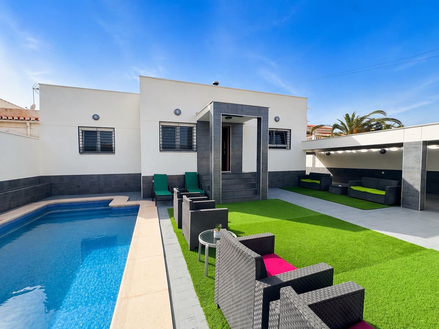 4 makuuhuone Huvila myytävänä paikassa Torrevieja mukana uima-altaan 
autotalli - 490 000 € (Ref: 9794260)