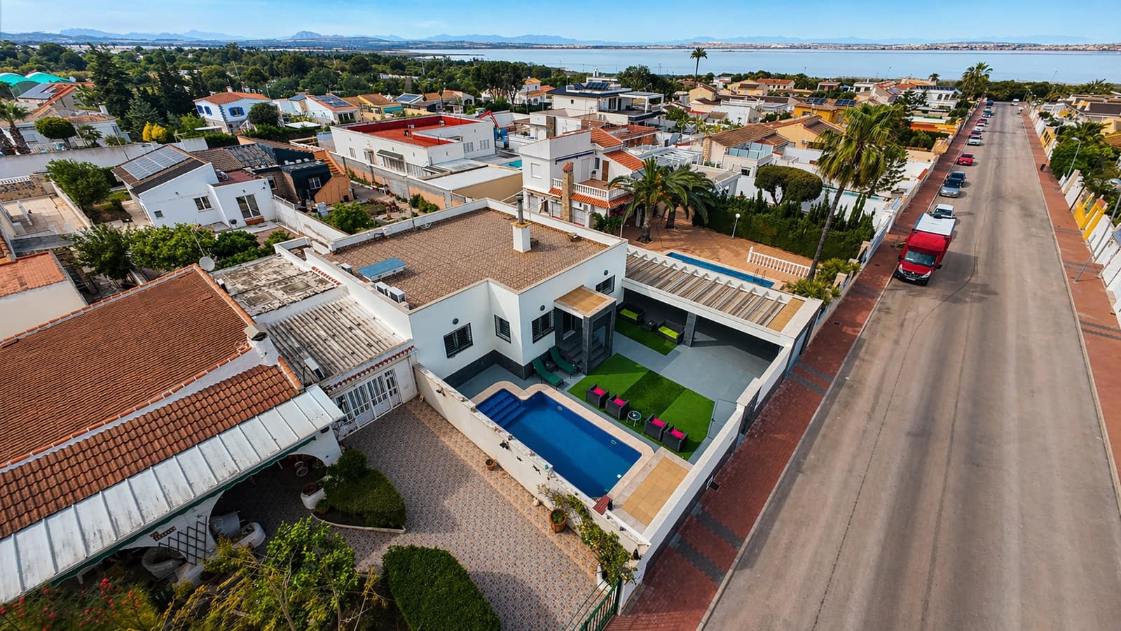 4 makuuhuone Huvila myytävänä paikassa Torrevieja mukana uima-altaan 
autotalli - 490 000 € (Ref: 9794260)