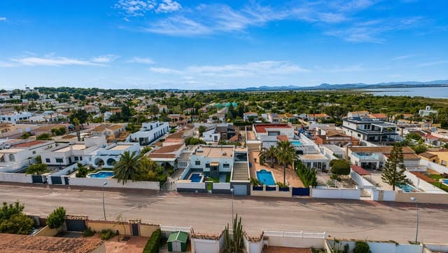 Chalet de 4 habitaciones en Torrevieja en venta con piscina garaje - 490.000 € (Ref: 9794261)