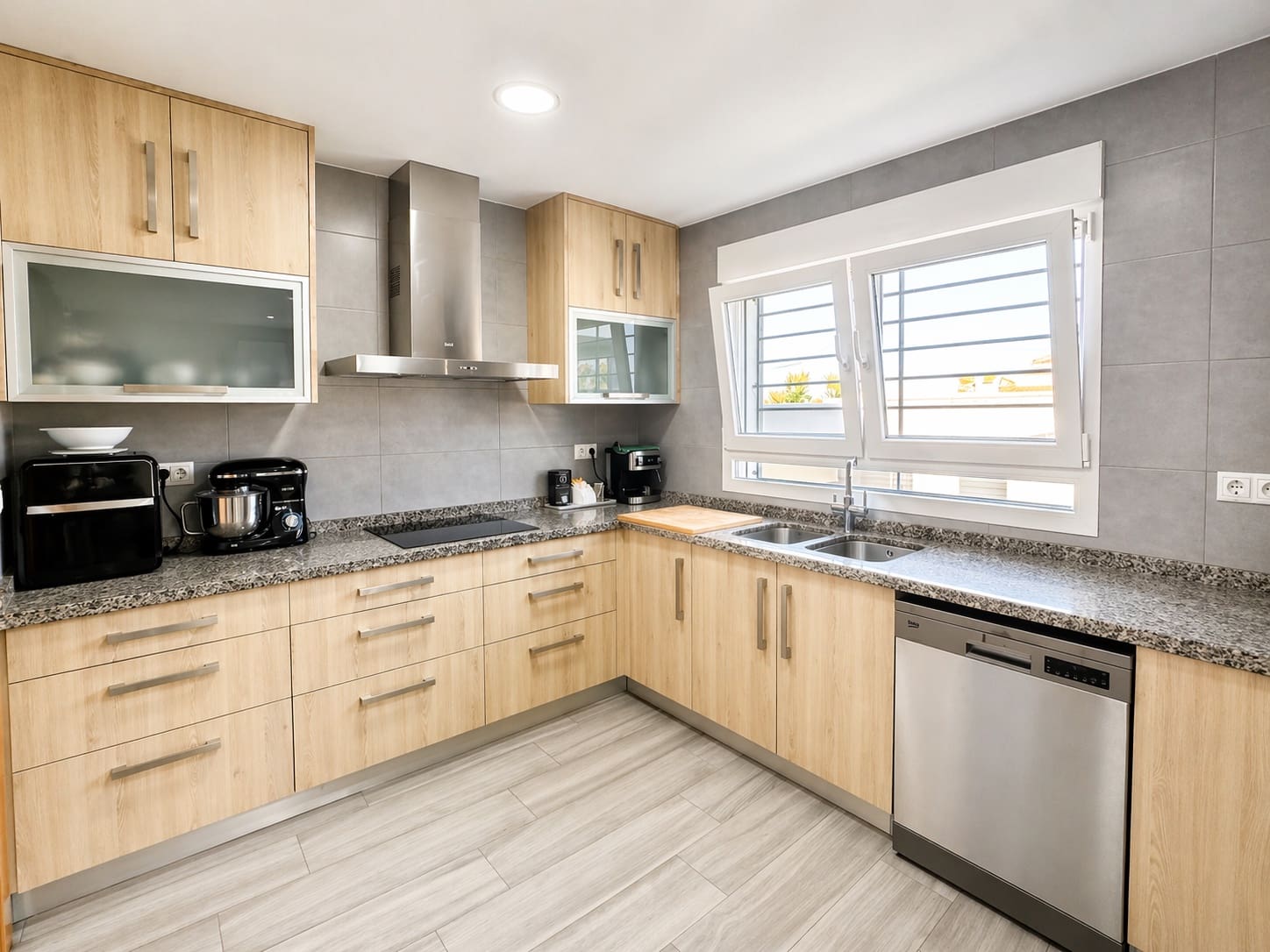 4 makuuhuone Huvila myytävänä paikassa Torrevieja mukana uima-altaan 
autotalli - 490 000 € (Ref: 9794261)