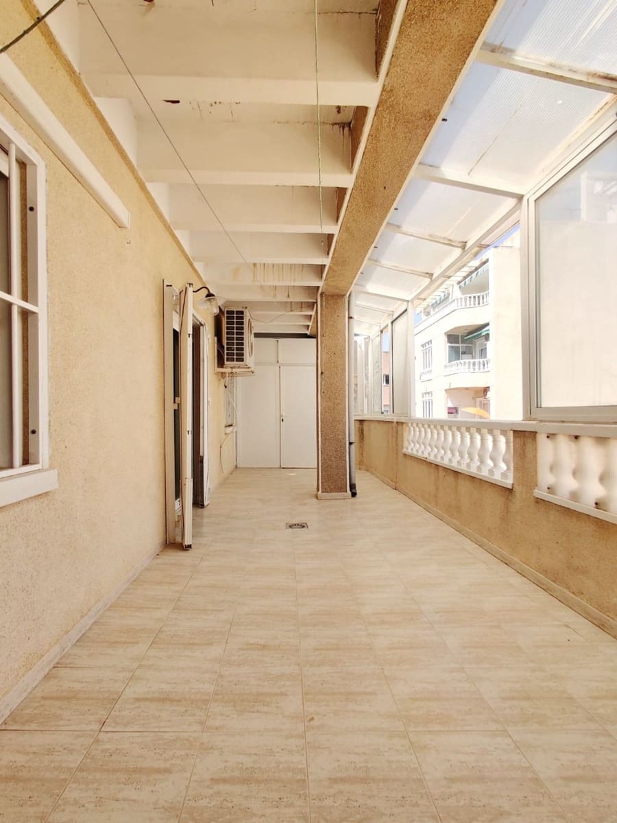 3 makuuhuone Kattohuoneisto myytävänä paikassa Torrevieja mukana uima-altaan - 160 000 € (Ref: 9796891)