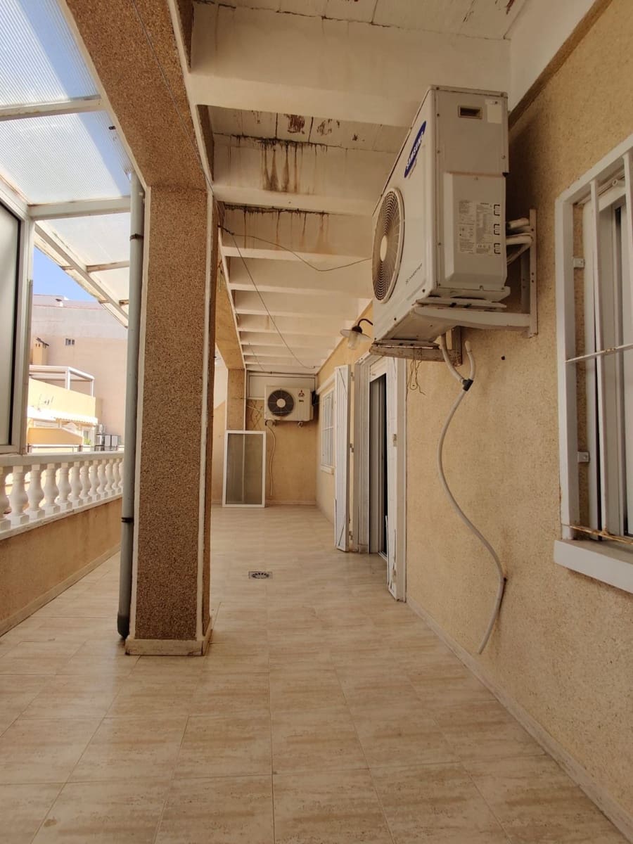 3 makuuhuone Kattohuoneisto myytävänä paikassa Torrevieja mukana uima-altaan - 160 000 € (Ref: 9796892)