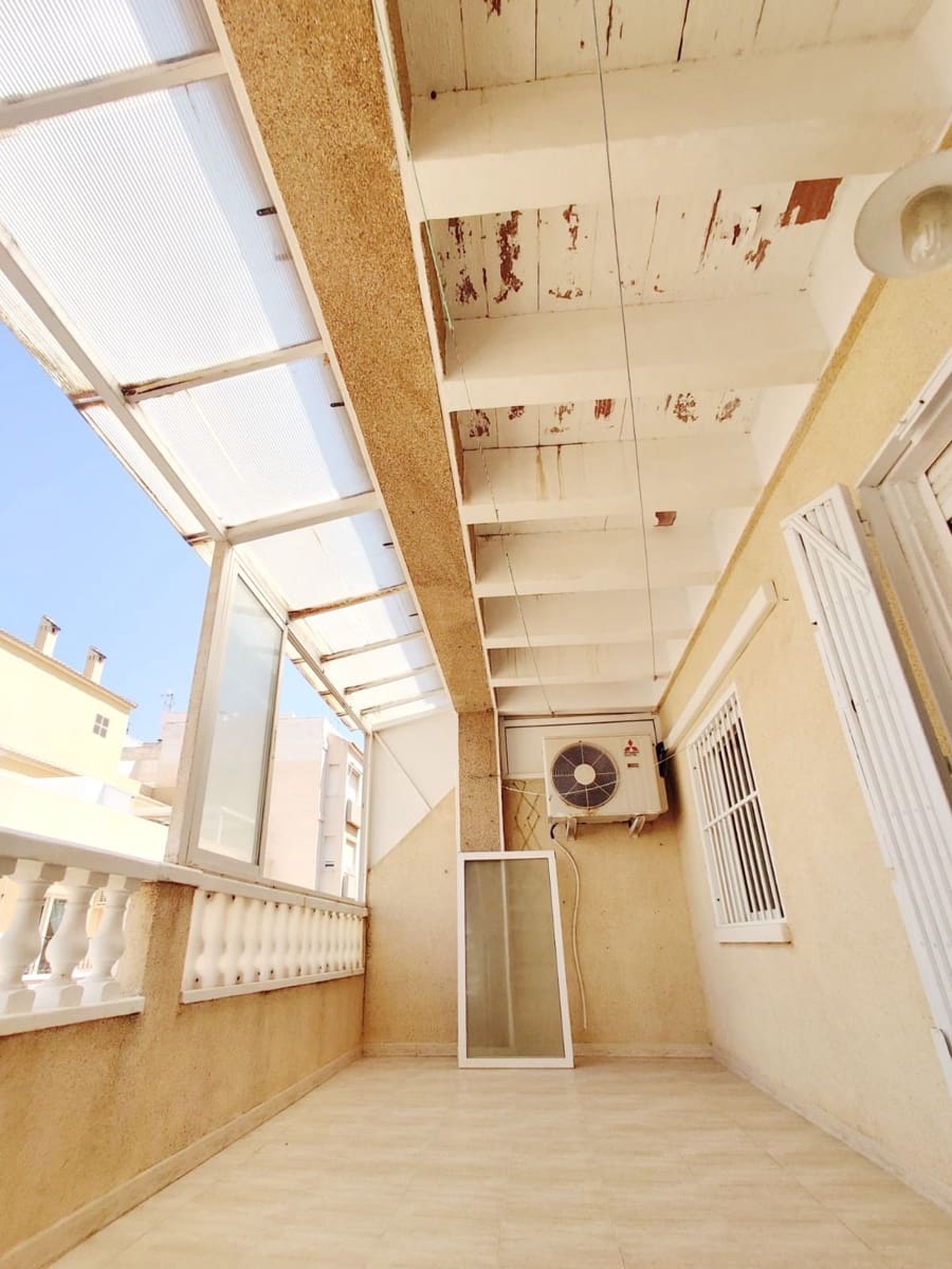 3 makuuhuone Kattohuoneisto myytävänä paikassa Torrevieja mukana uima-altaan - 160 000 € (Ref: 9796893)