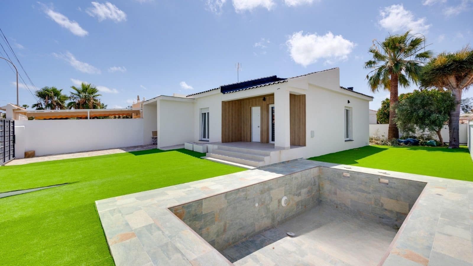4 bedroom Villa for sale in Torrevieja with pool garage - € 395,000 (Ref: 9798912)