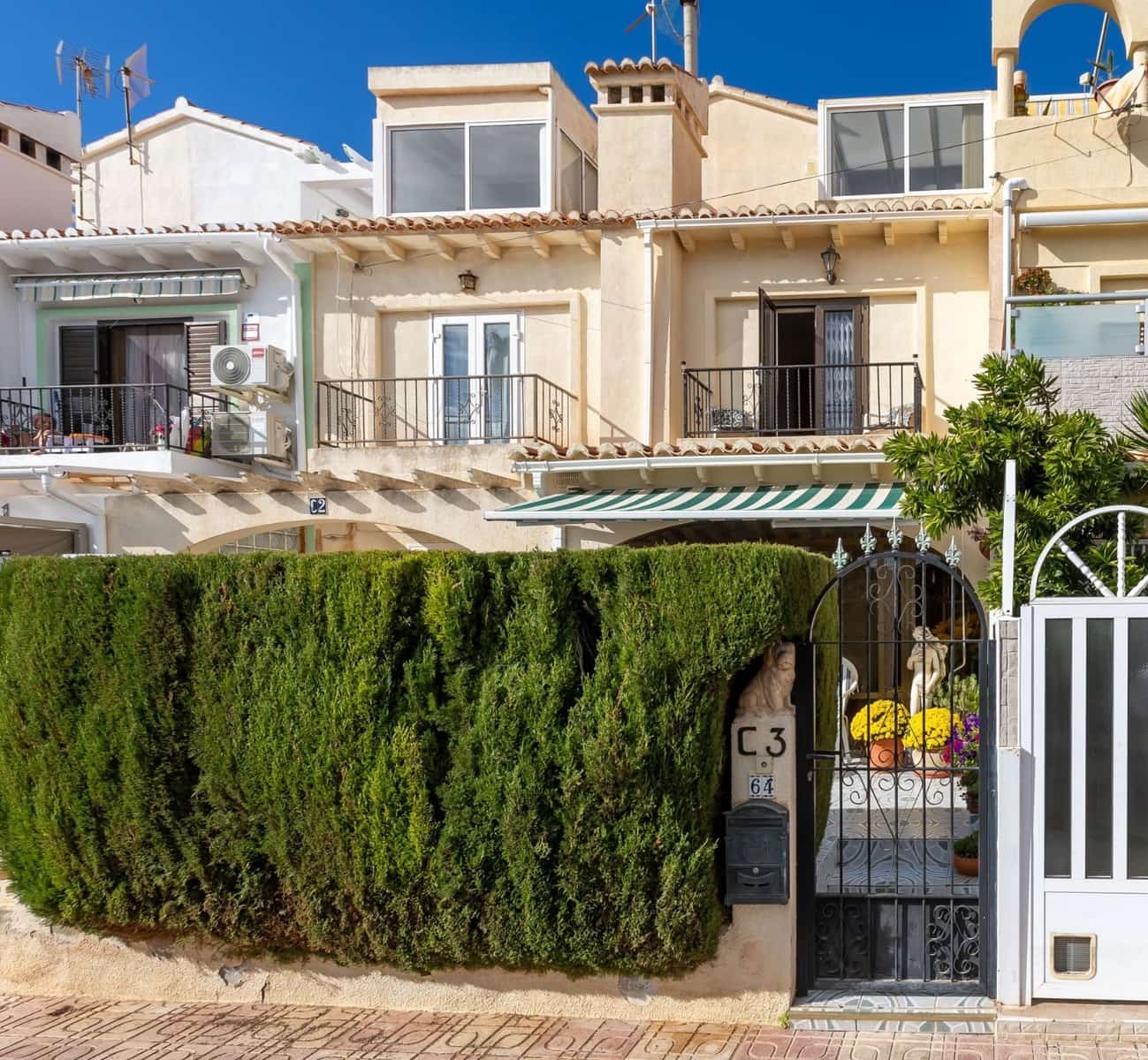 2 bedroom Townhouse for sale in Torrevieja with pool - € 135,000 (Ref: 9798914)