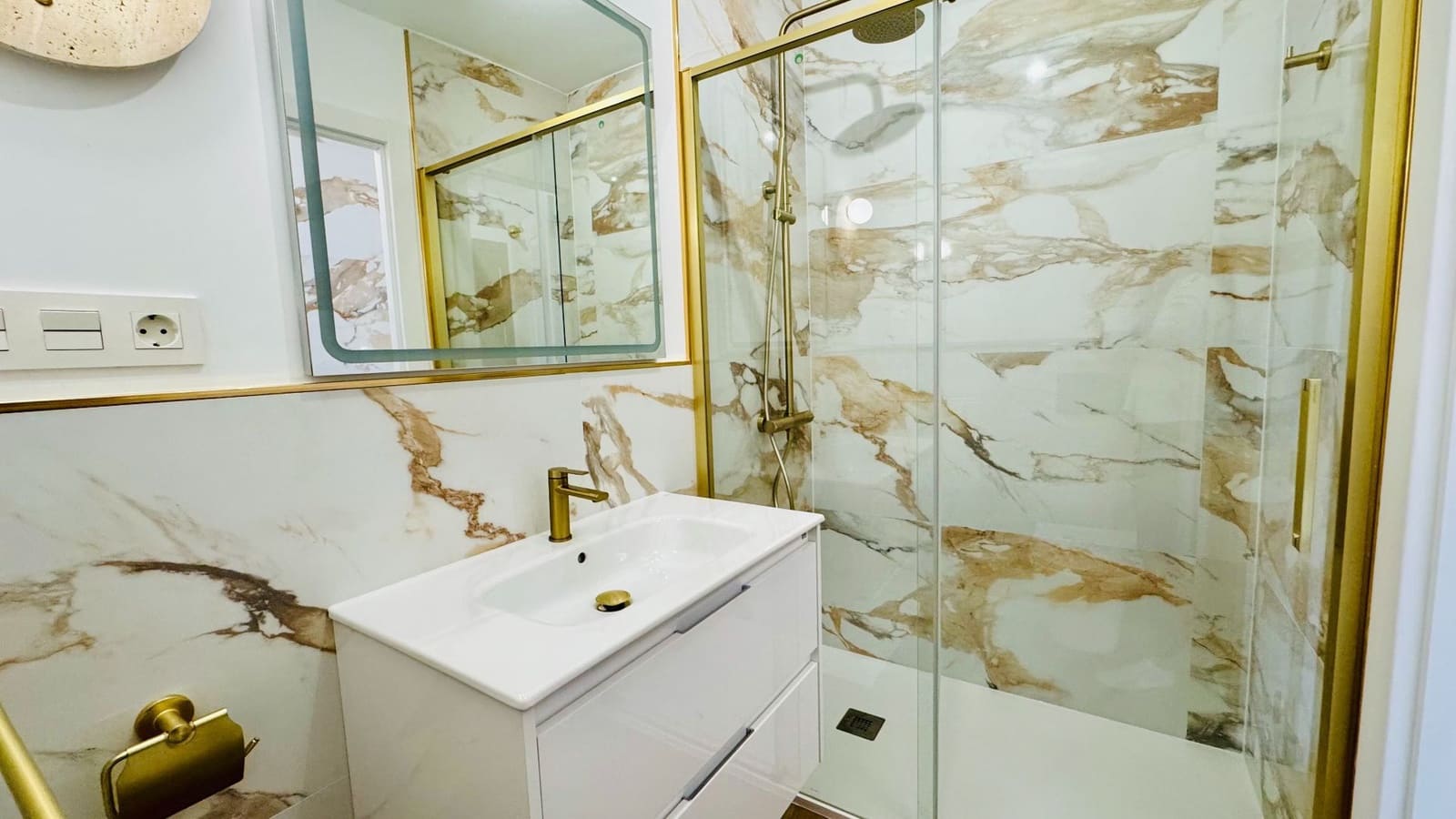2 bedroom Penthouse for sale in Torrevieja with garage - € 235,000 (Ref: 9828760)