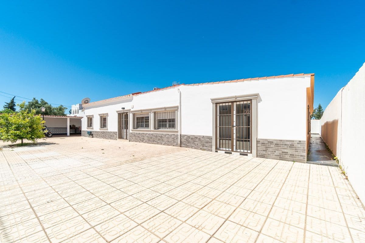 4 bedroom Villa for sale in Torrevieja with pool garage - € 549,000 (Ref: 9851683)