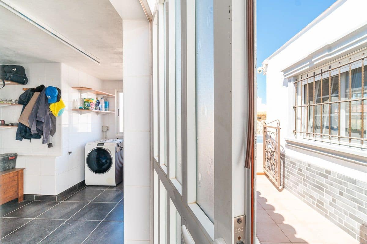 4 bedroom Villa for sale in Torrevieja with pool garage - € 549,000 (Ref: 9851683)