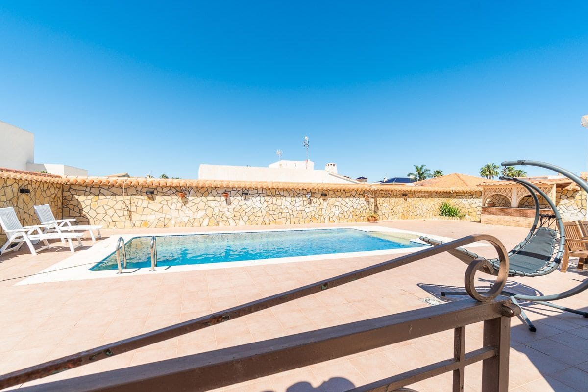4 bedroom Villa for sale in Torrevieja with pool garage - € 549,000 (Ref: 9851683)