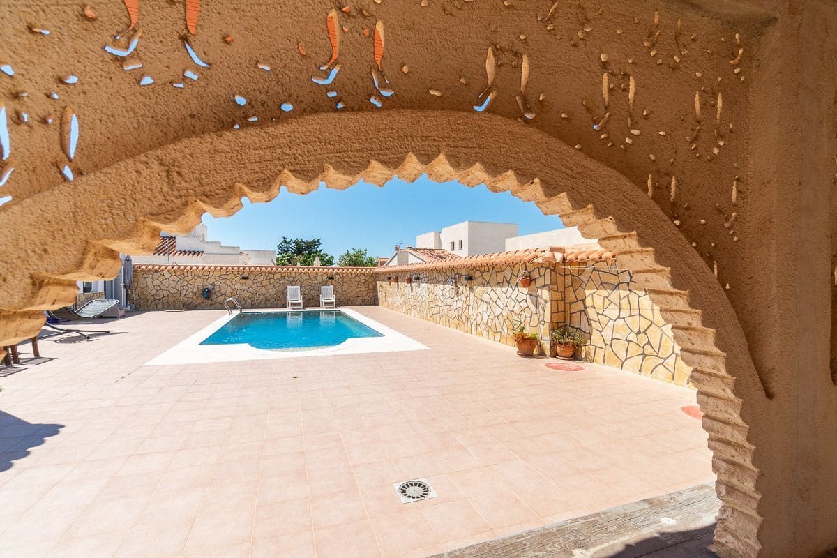 4 bedroom Villa for sale in Torrevieja with pool garage - € 549,000 (Ref: 9851683)